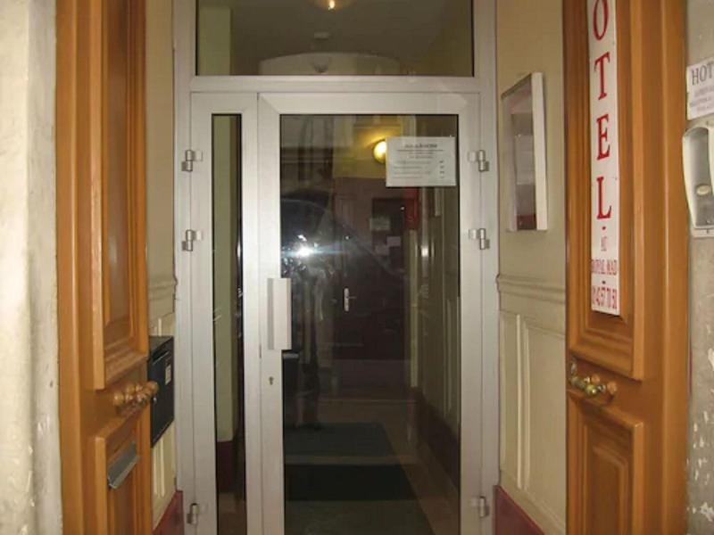 Au Royal Mad Hotel image