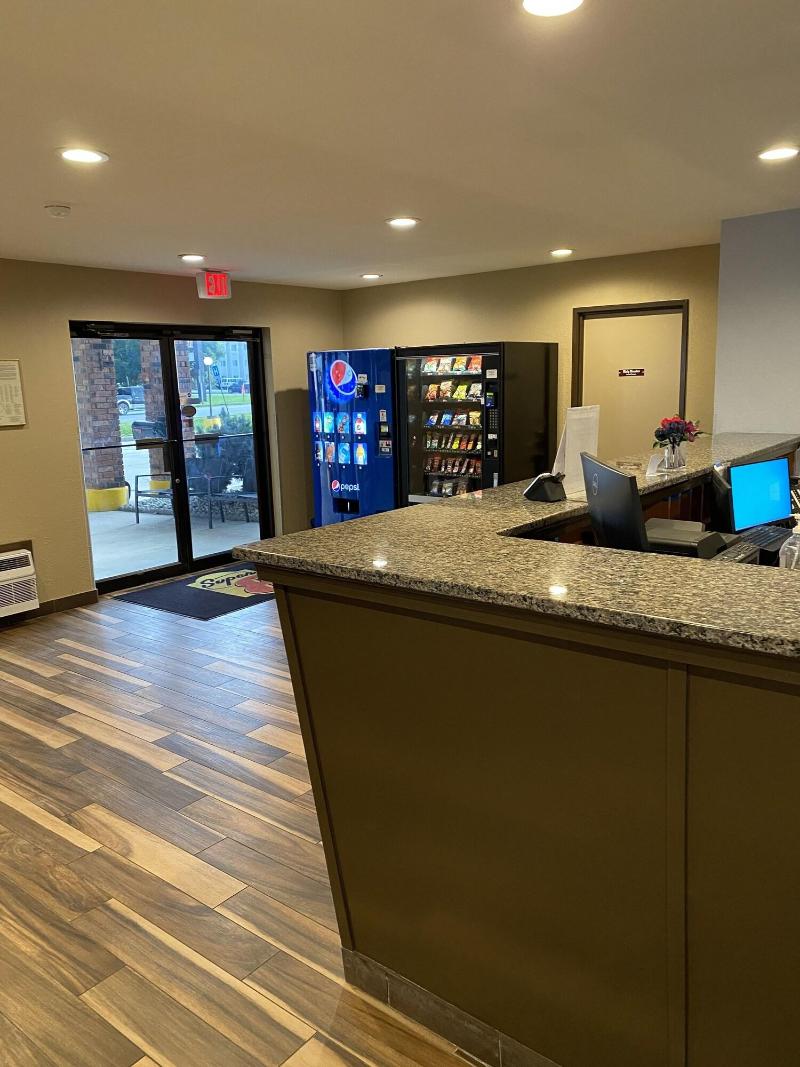 Super 8 By Wyndham Independence image