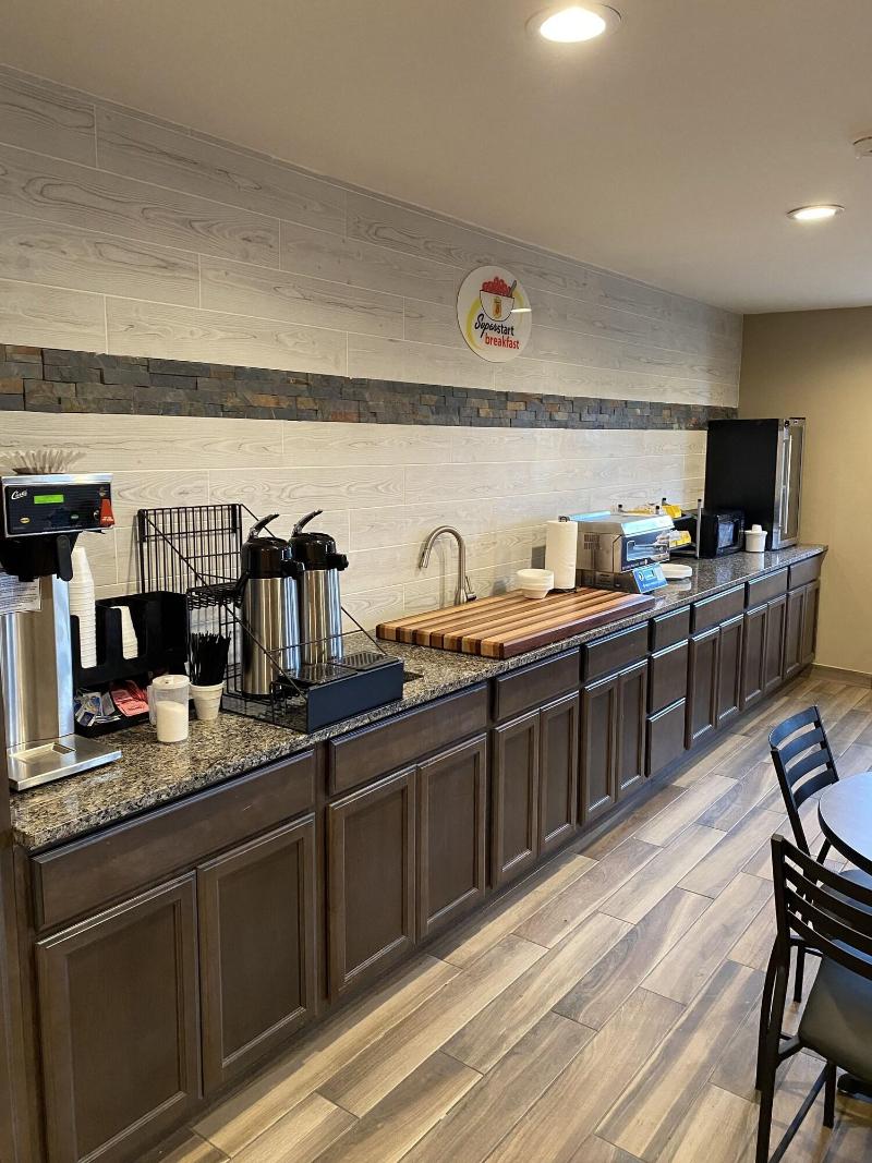 Super 8 By Wyndham Independence image