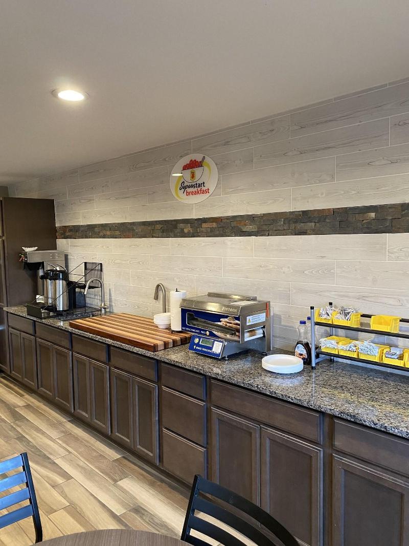Super 8 By Wyndham Independence image