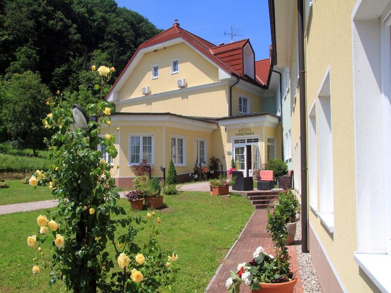 Cateski dvorec image