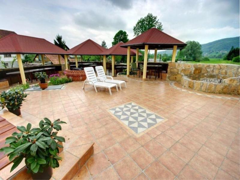 Cateski dvorec image
