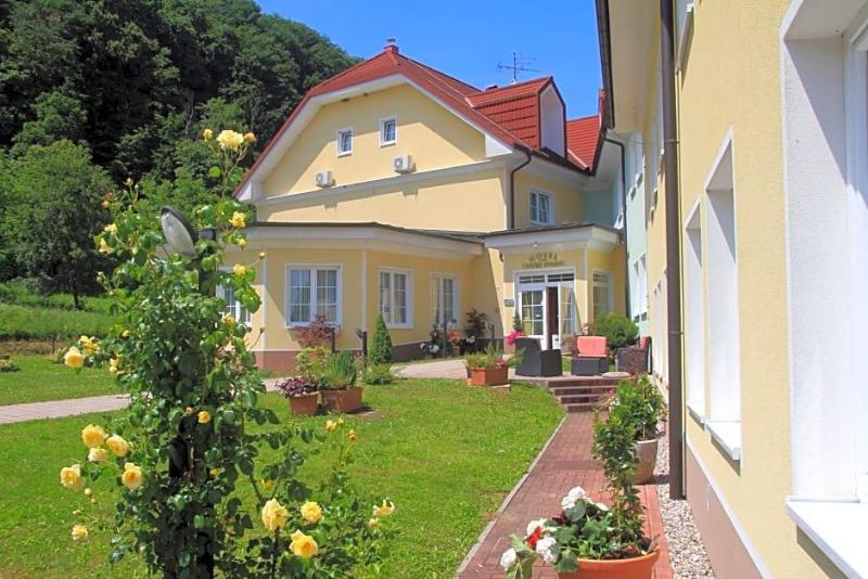 Cateski dvorec image