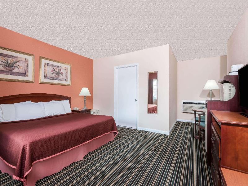 Howard Johnson by Wyndham Lenox image