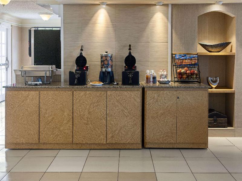 La Quinta Inn Pittsburgh Airport image