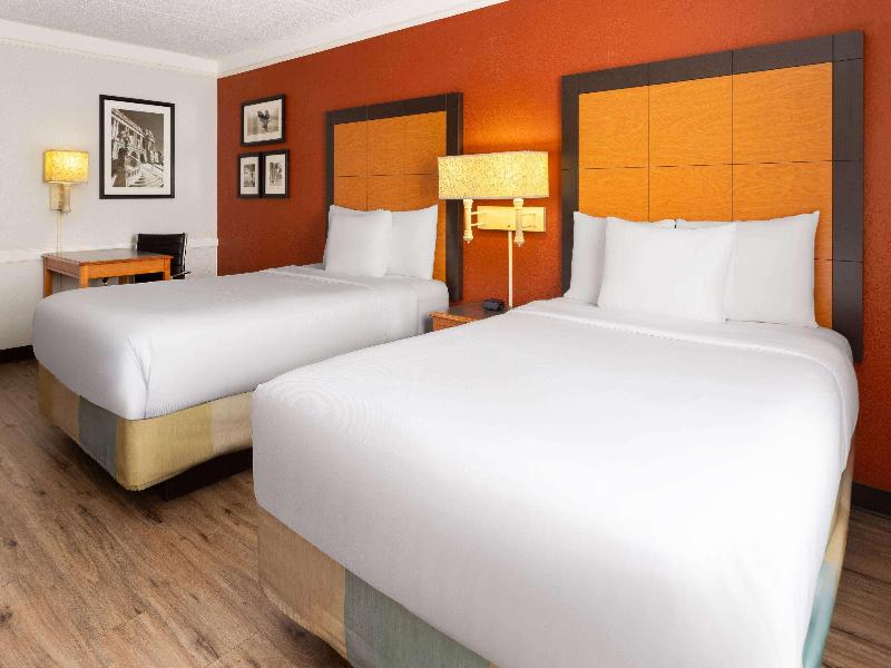 La Quinta Inn Pittsburgh Airport image