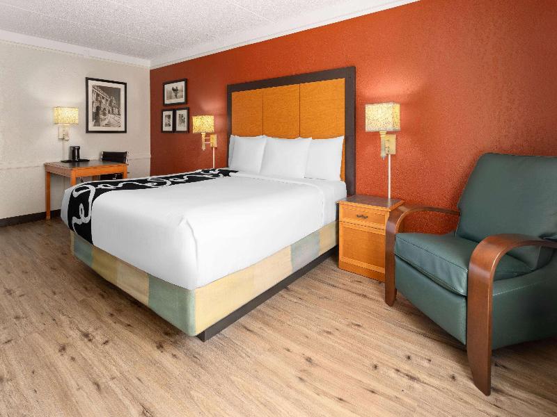 La Quinta Inn Pittsburgh Airport image