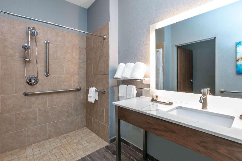 La Quinta Inn & Suites Jacksonville image