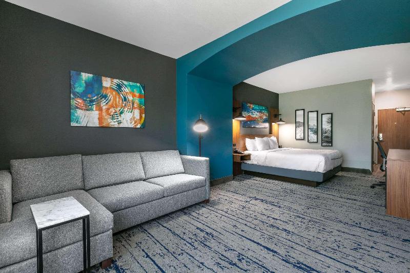 La Quinta Inn & Suites Jacksonville image