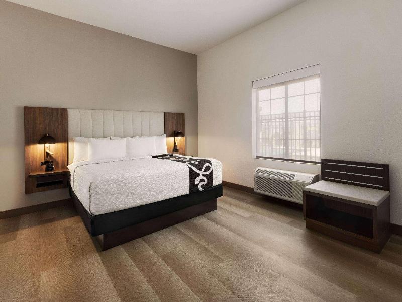 1 King Bed, Mobility/Hearing Accessible Suite, Bathtub w/ Grab Bars