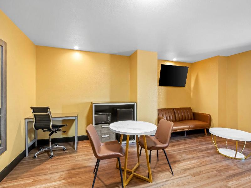 Super 8 by Wyndham Phoenix/Mesa/Gilbert Road image