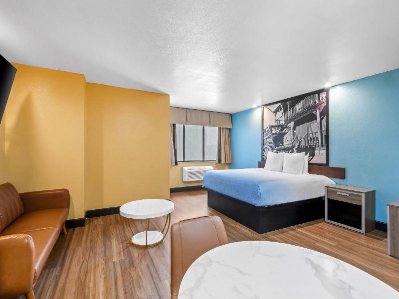 Super 8 by Wyndham Phoenix/Mesa/Gilbert Road image