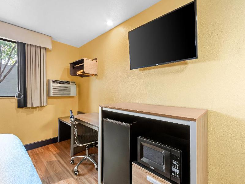 Super 8 by Wyndham Phoenix/Mesa/Gilbert Road image
