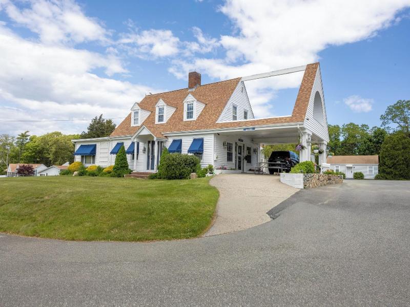 Blue Spruce Motel and Townhouses image