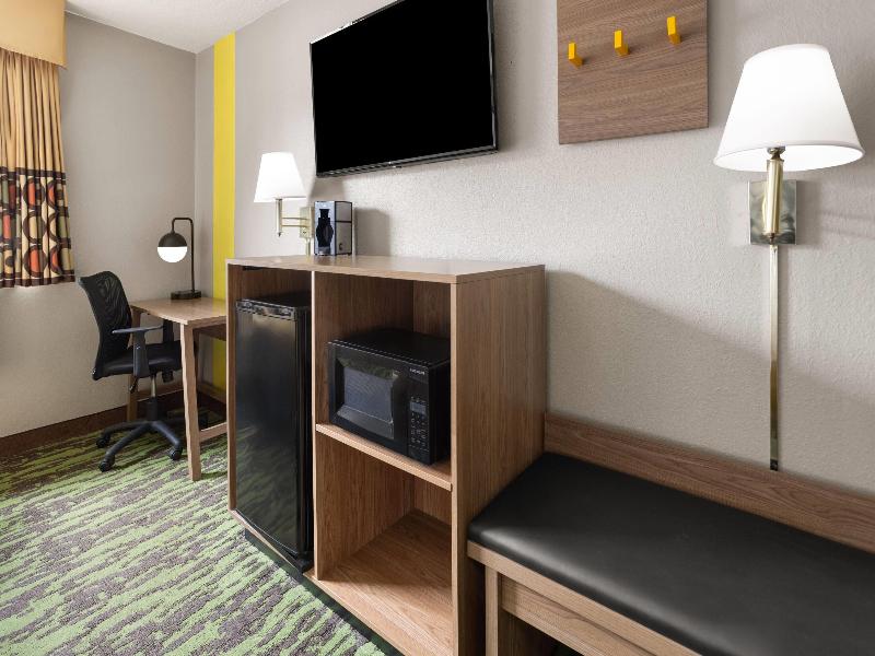 Super 8 by Wyndham New Stanton image