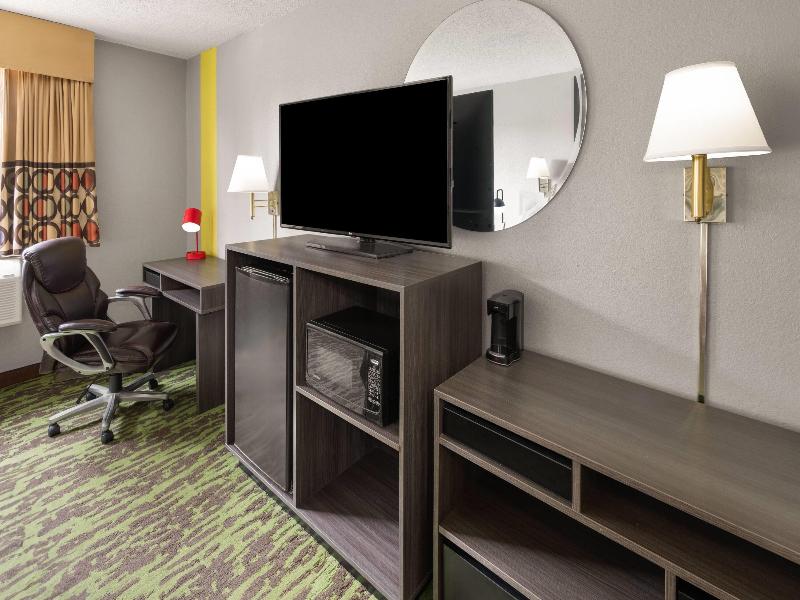 Super 8 by Wyndham New Stanton image