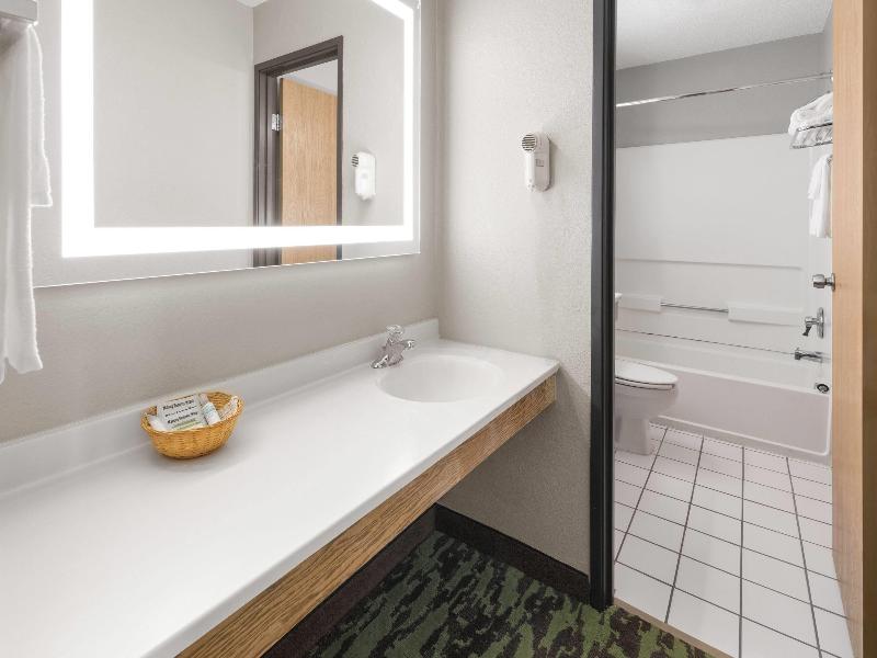 Super 8 by Wyndham New Stanton image