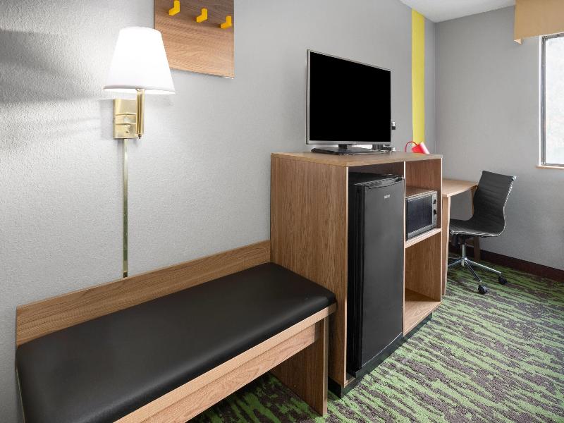Super 8 by Wyndham New Stanton image