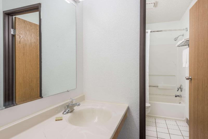 Super 8 by Wyndham New Stanton image