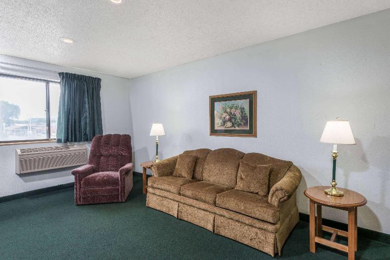 Super 8 by Wyndham New Stanton image