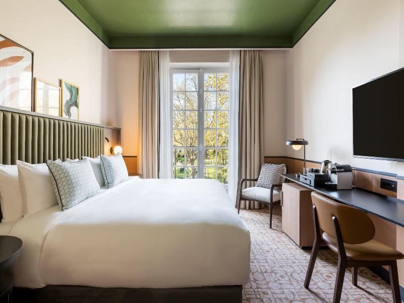 Le Parchamp, Paris Boulogne, a Tribute Portfolio image