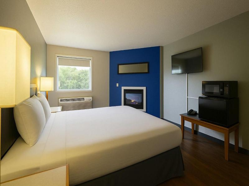 Sunnyside Inn and Suites image