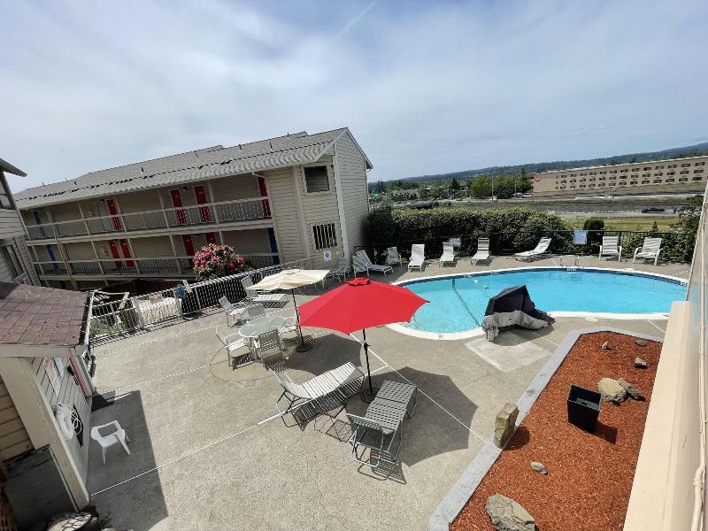 Sunnyside Inn and Suites image