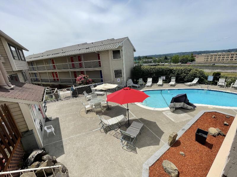 Sunnyside Inn and Suites image