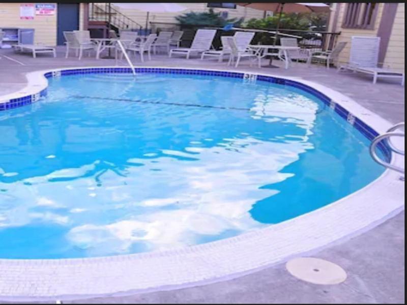 Sunnyside Inn and Suites image