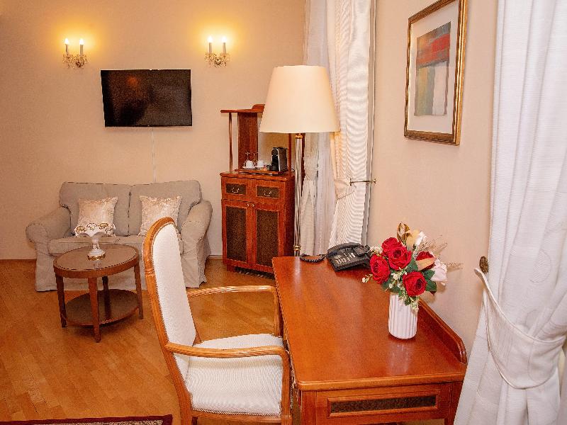 Fleur De Lis Hotel  image