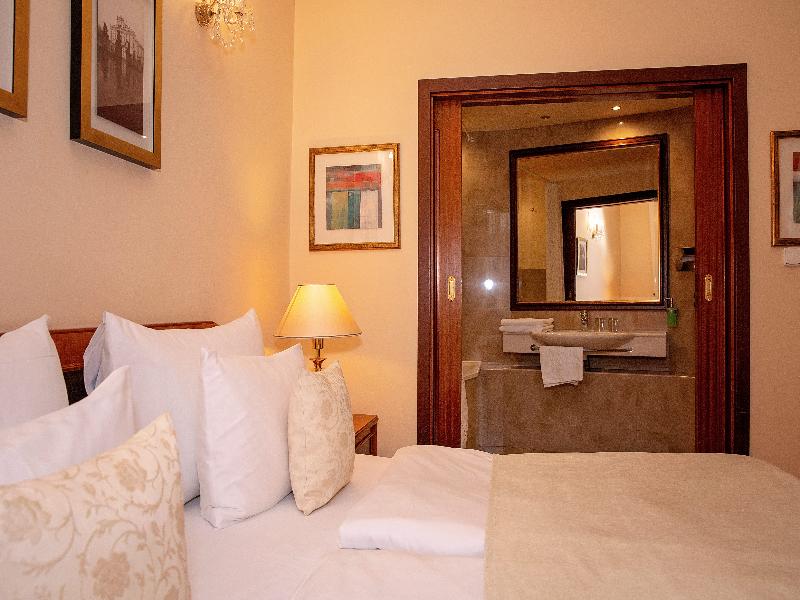 Fleur De Lis Hotel  image