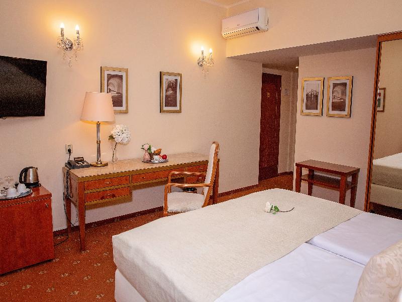 Fleur De Lis Hotel  image