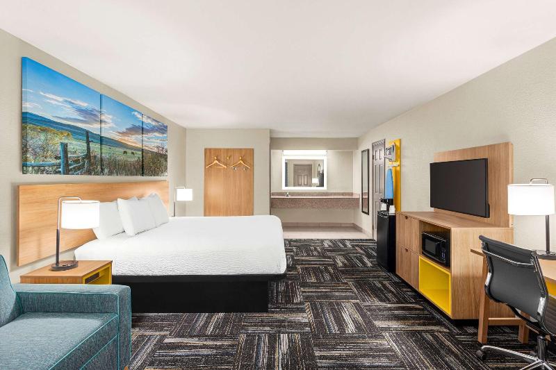Days Inn by Wyndham Paris image