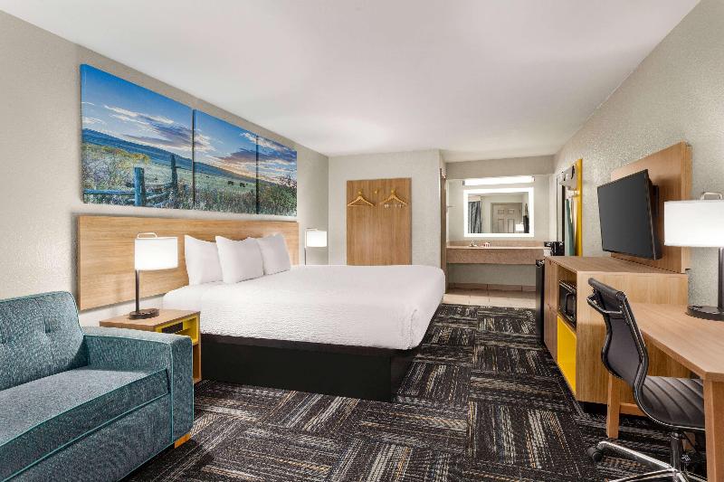 Days Inn by Wyndham Paris image