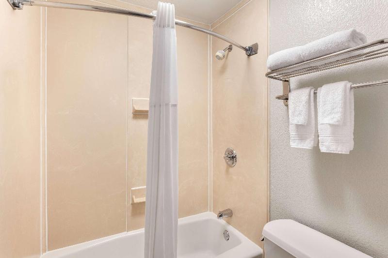 Days Inn by Wyndham Paris image