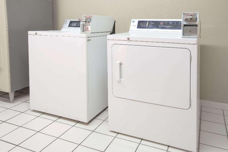 Days Inn & Suites By Wyndham Pine Bluff image