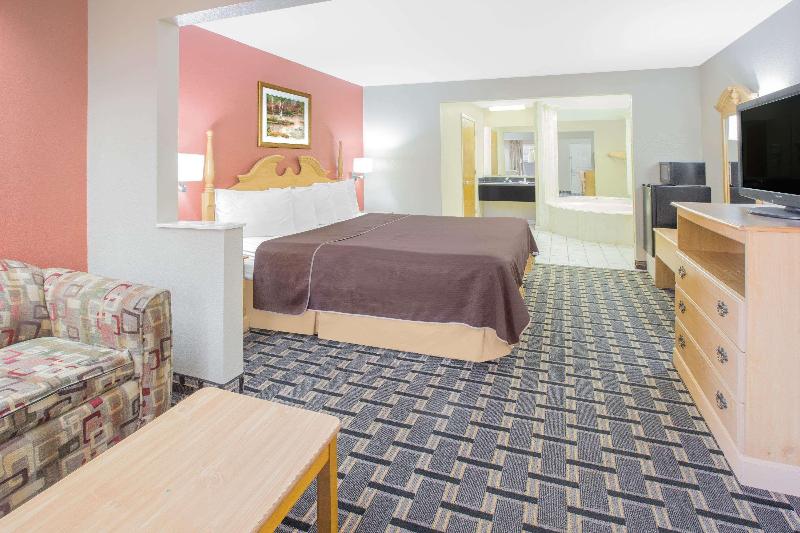 Days Inn & Suites By Wyndham Pine Bluff image