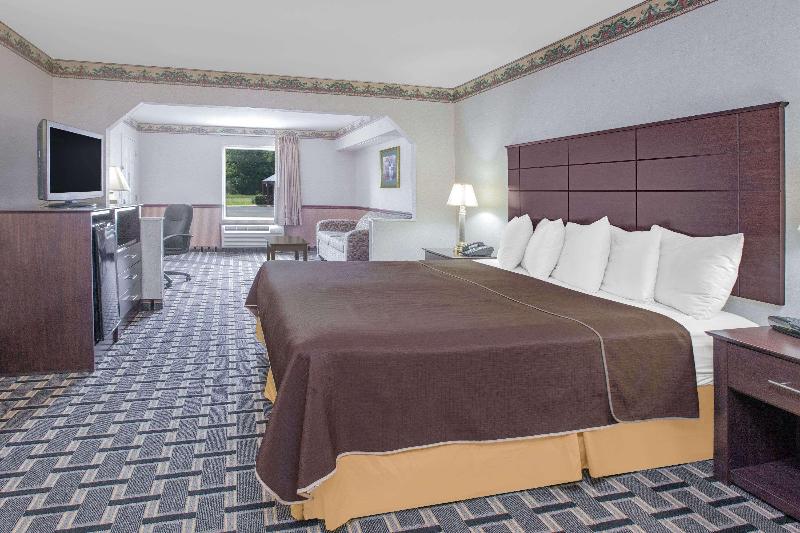Days Inn & Suites By Wyndham Pine Bluff image