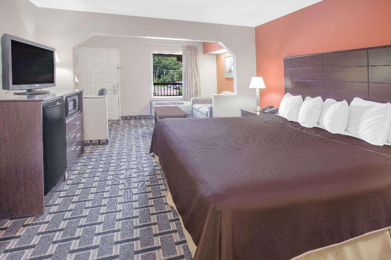 Days Inn & Suites By Wyndham Pine Bluff image