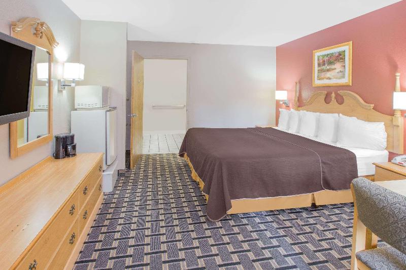 Days Inn & Suites By Wyndham Pine Bluff image