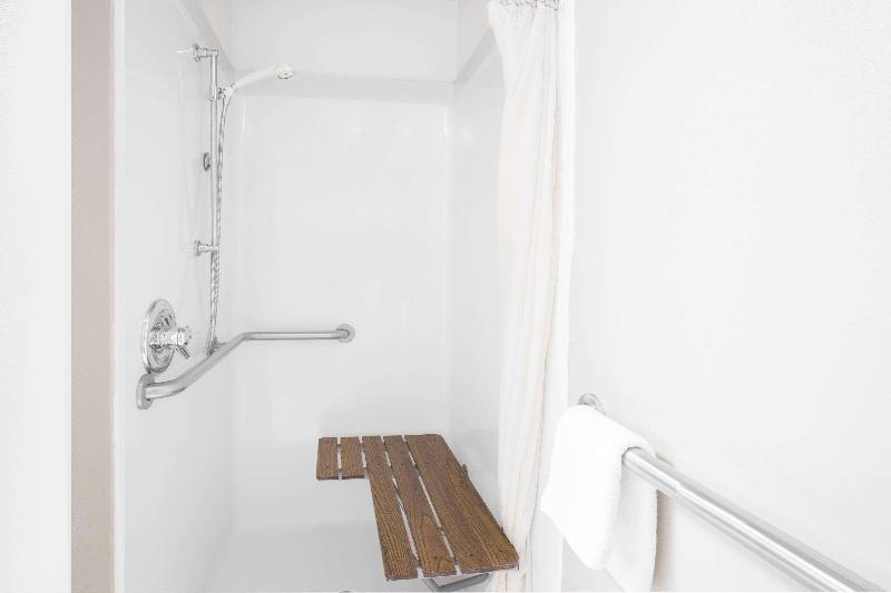Days Inn & Suites By Wyndham Pine Bluff image