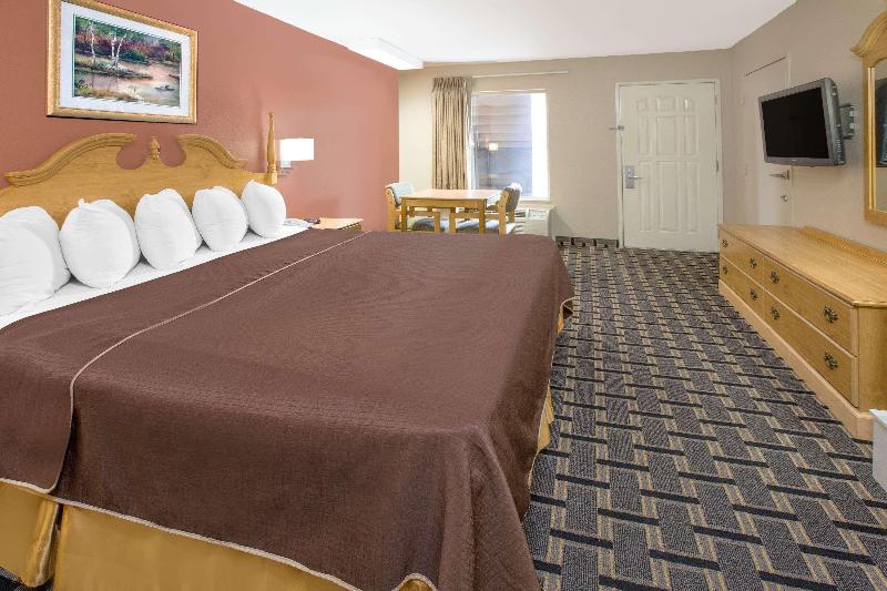 Days Inn & Suites By Wyndham Pine Bluff image