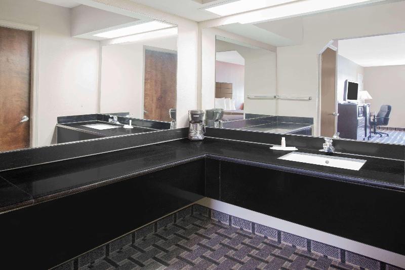 Days Inn & Suites By Wyndham Pine Bluff image