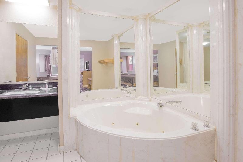 Days Inn & Suites By Wyndham Pine Bluff image