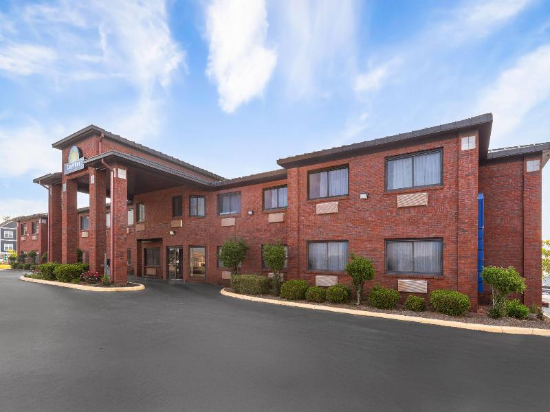 Days Inn by Wyndham Phenix City Near Fort Moore — general view