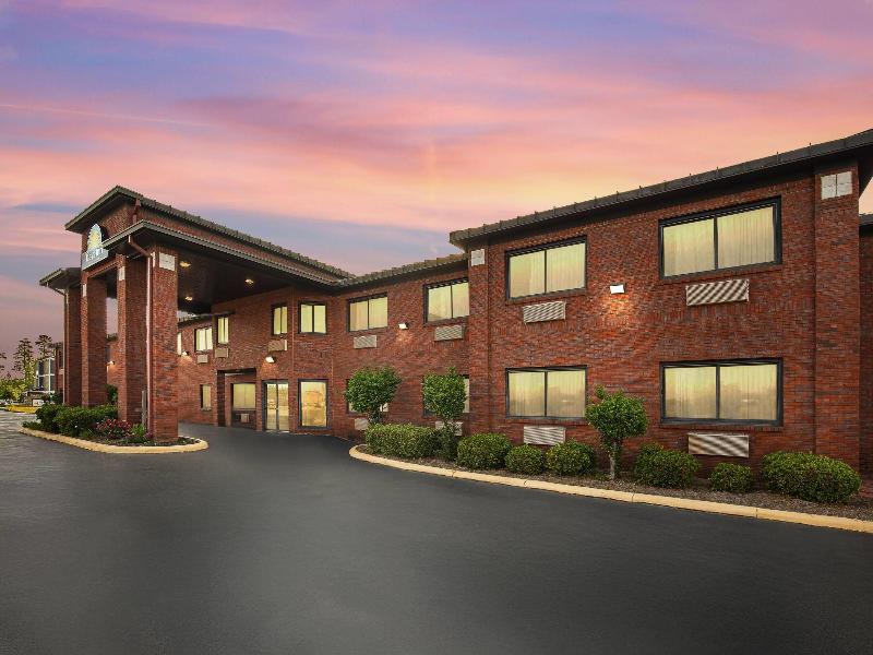 Days Inn by Wyndham Phenix City Near Fort Moore