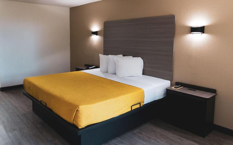 Express Inn Suites Palestine image