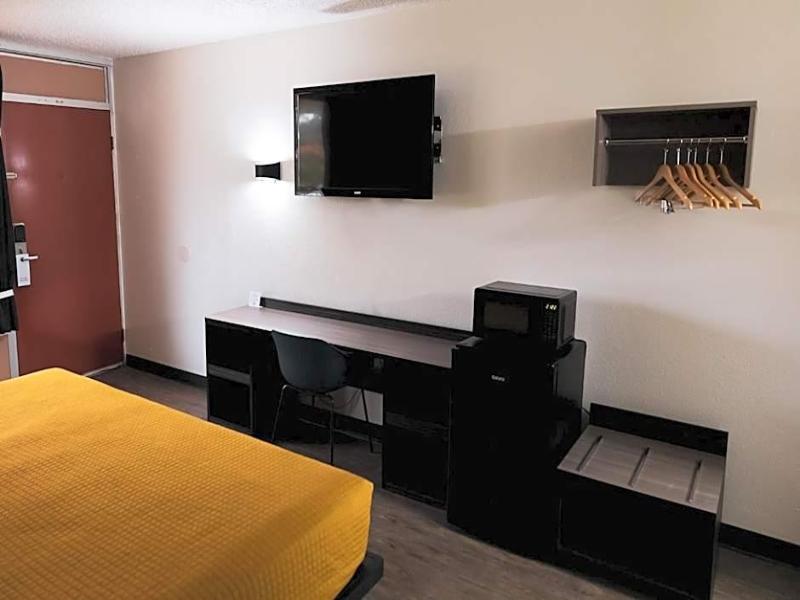 Express Inn Suites Palestine image