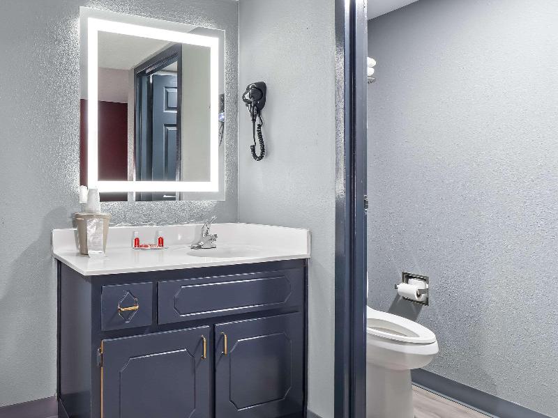 Econo Lodge Kennett image