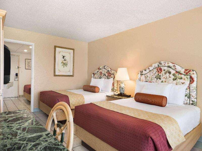 Days Inn By Wyndham Panama City Beach/Ocean Front image